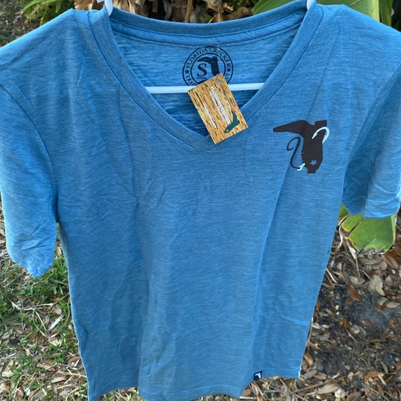 NWT Florida Cracker Trading Company T-shirt size S. Fish Camp Badge Vneck - Picture 12 of 14
